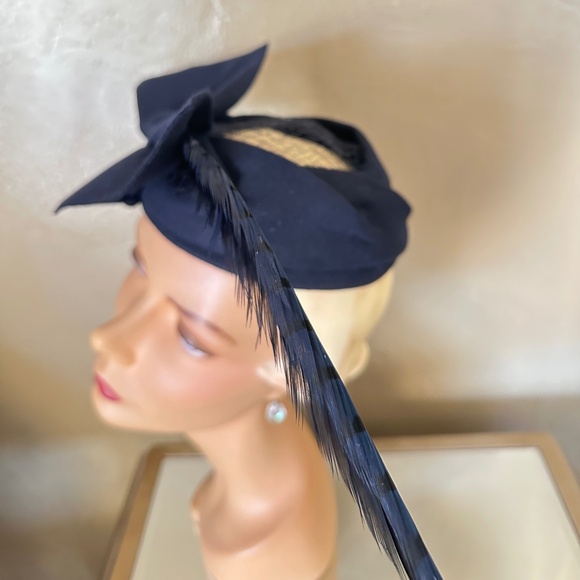SOPHISTICATED 1950's NAVY FELT  HAT + VERY LONG FEATHER, OPEN CROWN & BOW - Picture 8 of 15